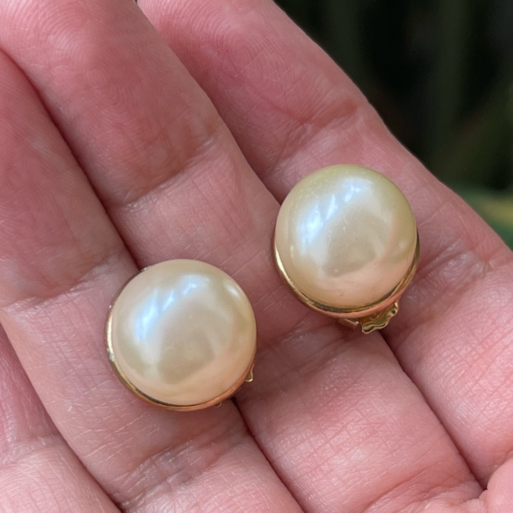Avon classic baroque pearlesque gold tone stud earrings